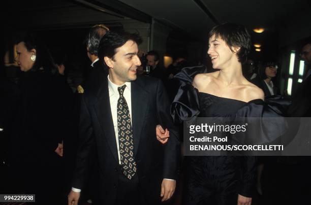 Yvan Attal et Charlotte Gainsbourg a la ceremonie de remise des Molieres du theatre le 18 avril 1994 a Paris, France.