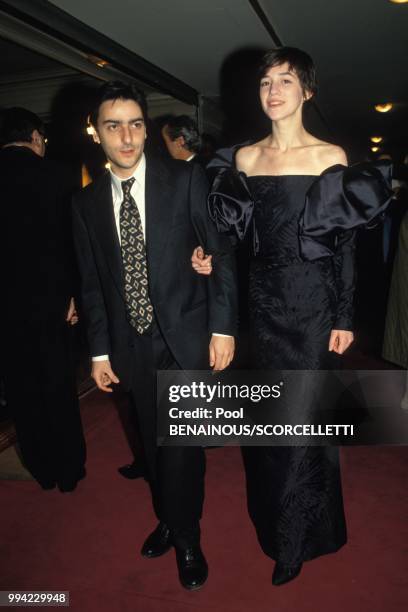 Yvan Attal et Charlotte Gainsbourg a la ceremonie de remise des Molieres du theatre le 18 avril 1994 a Paris, France.