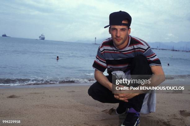 Mathieu Kassovitz sur la plage lors de la presentation du film de Jacques Audiard 'Regarde les hommes tomber' au 47e Festival du Film en mai 1994 a...