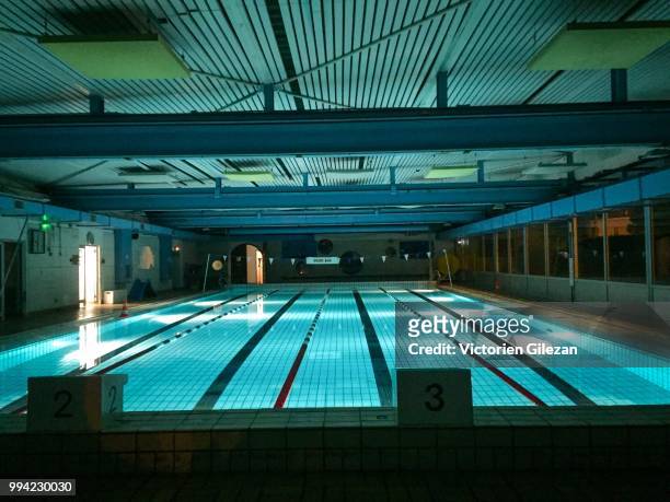 piscine plein soleil - piscine stock-fotos und bilder