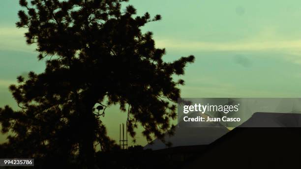 volcano and cityscape - casco stockfoto's en -beelden