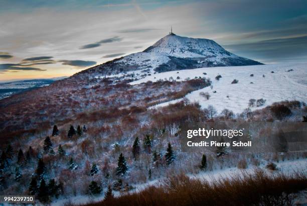 le puy de dome en hiver, auvergne, france. - puy de dome photos et images de collection