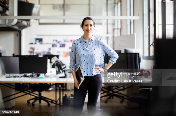 businesswoman standing with digital tablet - 系列的一部分 個照片及圖片檔