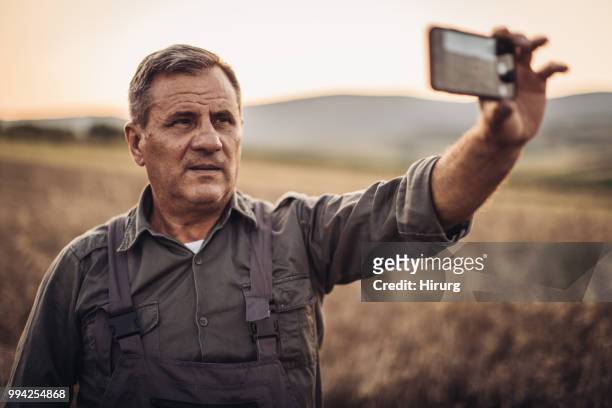 agriculteur faisant selfie dans déposée de blé - agriculteur selfie photos et images de collection