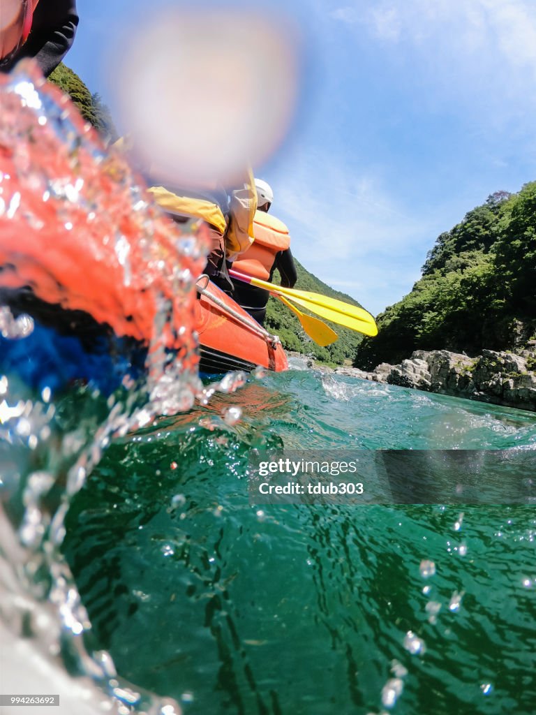 Niedrigen Winkel Blick auf ein Wildwasser River-rafting Ausflug