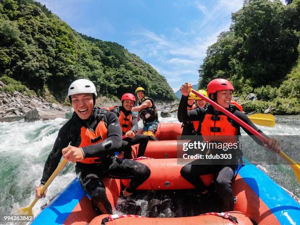 personal punto de vista de un río de aguas blancas rafting excursión - bote neumático fotografías e imágenes de stock