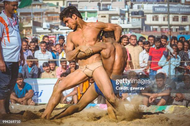 jóvenes luchadores luchan kushti en shoolini feria de solan, himachal pradesh. - lucha libre en barro fotografías e imágenes de stock