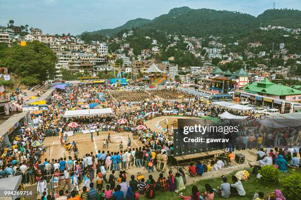 tierra de la diosa shoolini en thodo, solan, himachal pradesh. - lucha libre en barro fotografías e imágenes de stock