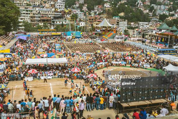 tierra de la diosa shoolini en thodo, solan, himachal pradesh. - lucha libre en barro fotografías e imágenes de stock
