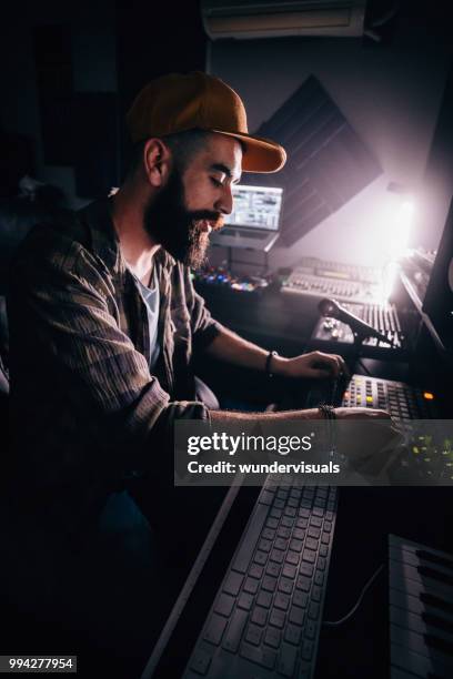 hipster radiostation dj en presentator omroep muziek van studio - geluidsoverlast stockfoto's en -beelden