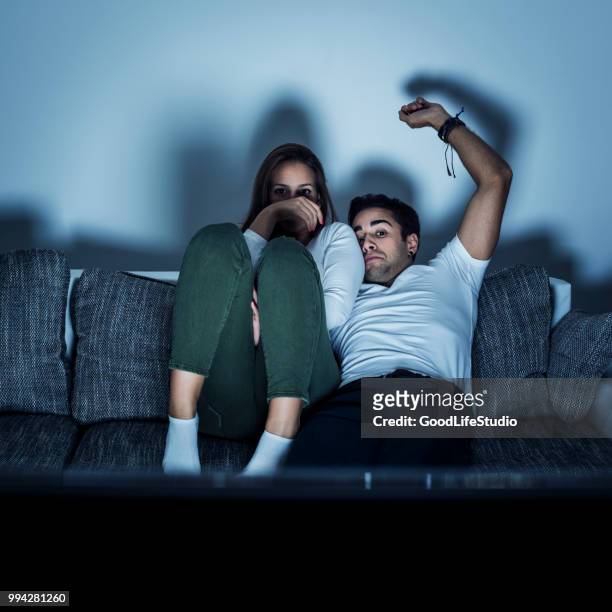 jeune couple, regarder un film d’horreur - her 2013 film photos et images de collection