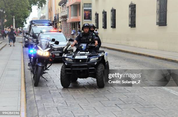 mexikanische polizei auf einem atv - beschützer stock-fotos und bilder