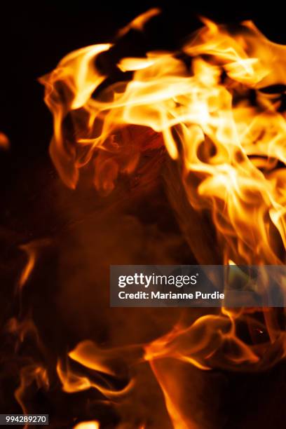 a campfire keeping us warm at night - austraal aziatische volksstammen stockfoto's en -beelden