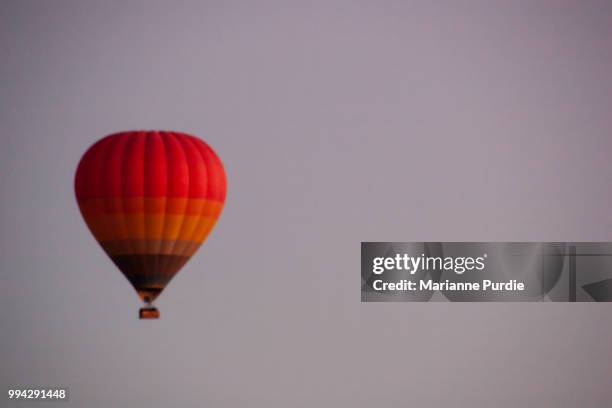 hot air ballooning over the desert - fun northern territory stock pictures, royalty-free photos & images