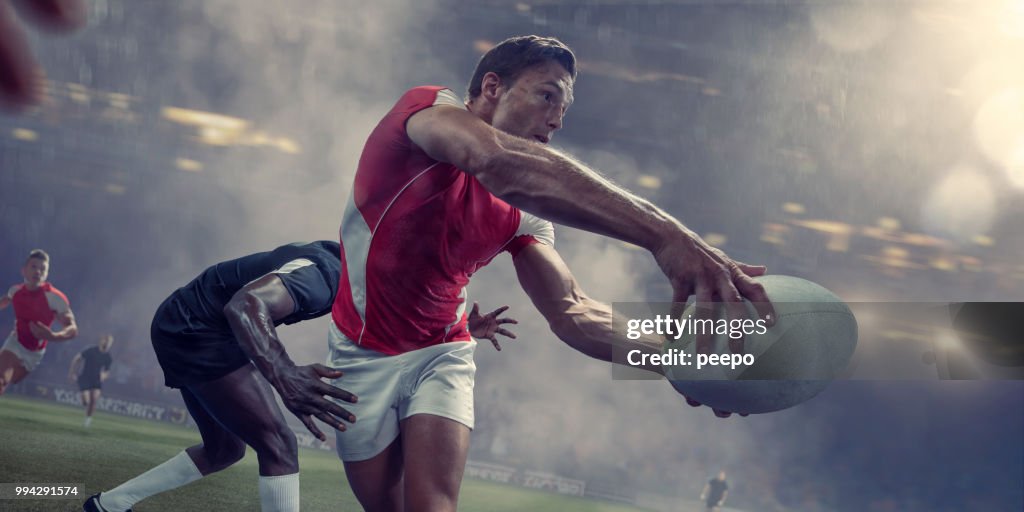 Rugby-Spieler, Ball passieren kurz vor in Angriff genommen