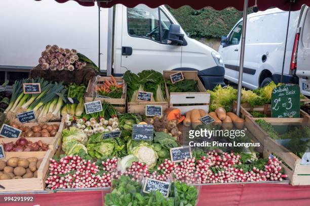 fresh vegetables on display in outdoor street market in the streets of vaison-la-romaine, provence, france - 攤位 個照片及圖片檔