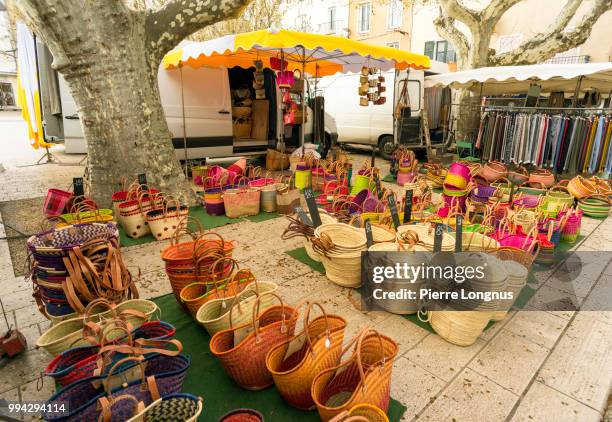 baskets on display in outdoor street market in the streets of vaison-la-romaine, provence, france - romaine stockfoto's en -beelden