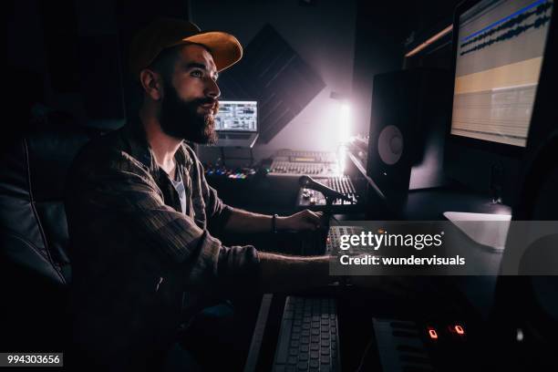 dj im musikstudio und computer-bildschirm betrachten - editor stock-fotos und bilder