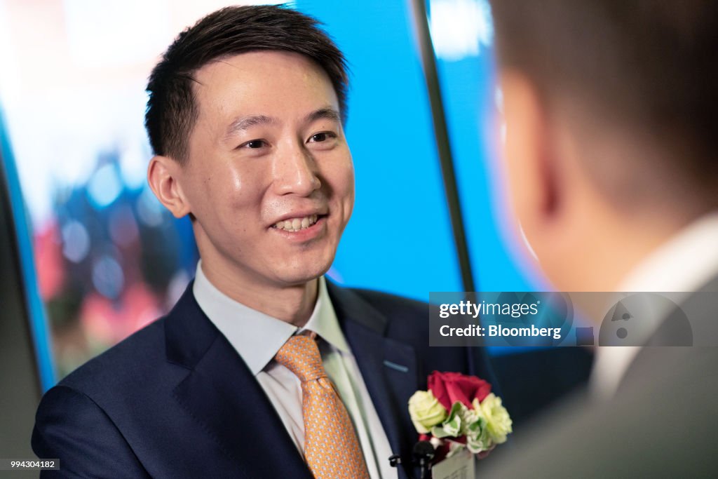 Xiaomi Drops on Debut at the Hong Kong Stock Exchange