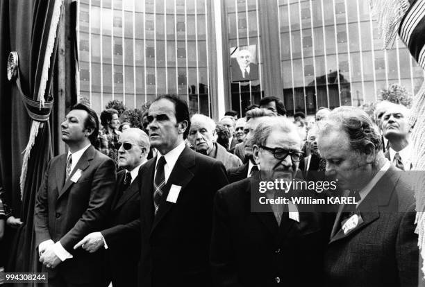 Georges Marchais devant le siège du PCF, place du colonel Fabien à Paris en France, le 29 avril 1975.