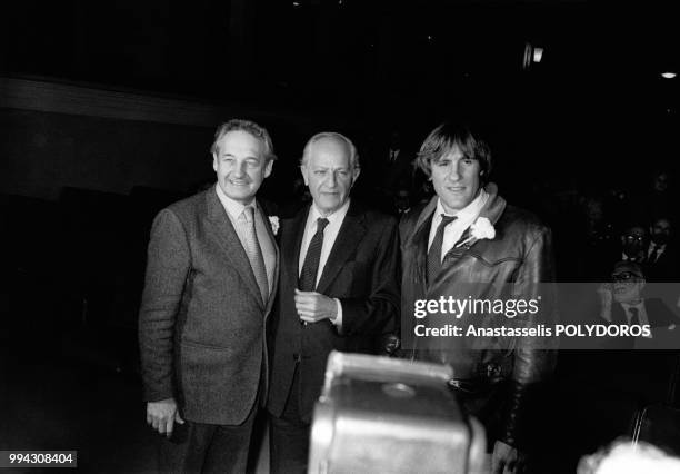 Andrzej Wajda, Jules Dassin et Gérard Depardieu, lors de la remise des Oscars le 20 avril 1983 à Athènes, Grèce.