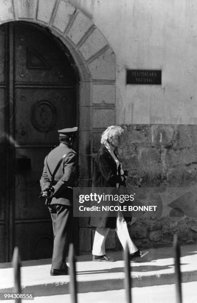 Regine Barbie, epouse de l'ancien chef de la Gestapo de Lyon Klaus Barbie, sort de la prison San Pedro apres une courte visite a son mari en mai 1973...