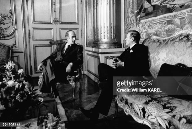 Premier tête-à tête entre Valery Giscard d'Estaing et le chancelier allemand Helmut Schmidt au palais de l'Elysée le 3 février 1975 à Paris, France.