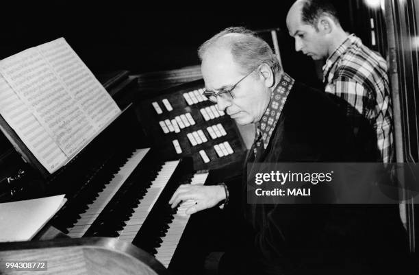 Olivier Messiaen en plein travail, avant le grand concert qu'il donnera le jour de Pâques à New-York avec la première audition américaine de la...