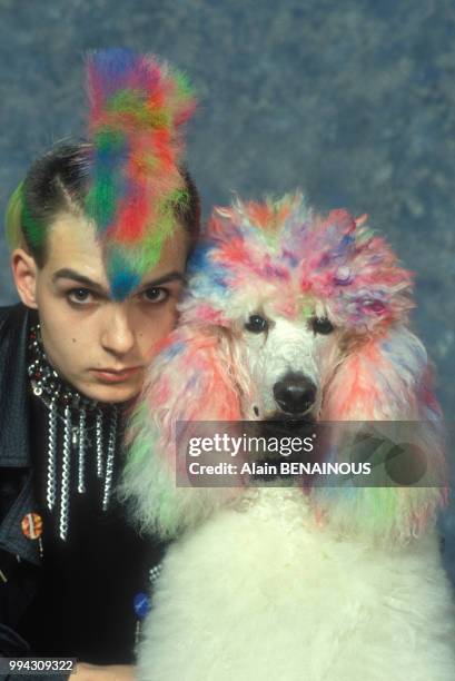 Homme et chien modèles du coiffeur français Jean-Marc Maniatis, en France, le 7 février 1990.