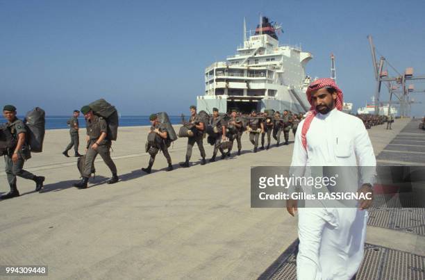 Débarquement d'une compagnie du 2ème régiment et du 21ème RIMA fin septembre 1990 à Yanbu en Arabie Saoudite.