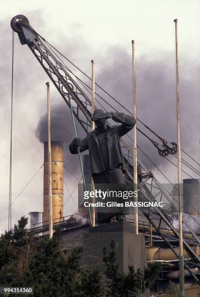 Vue d'une statue devant l'usine métallurgique Poldi en République Tchèque en février 1990.
