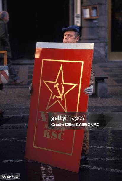 Un employé retire une étoile rouge du fronton d'un immeuble à Prague en décembre 1989, République Tchèque.