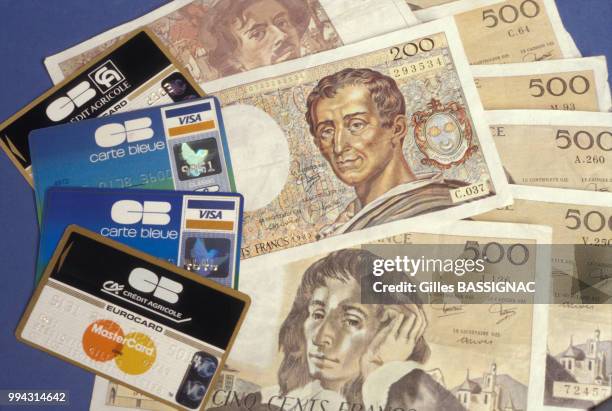 Cartes de crédit et billets de banque en francs, août 1988, France.