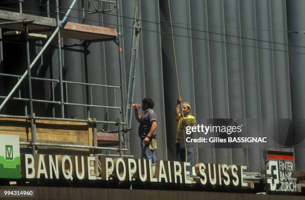 Ouvriers sur le chantier d'une banque à Genève le 30 mai 1990, Suisse.