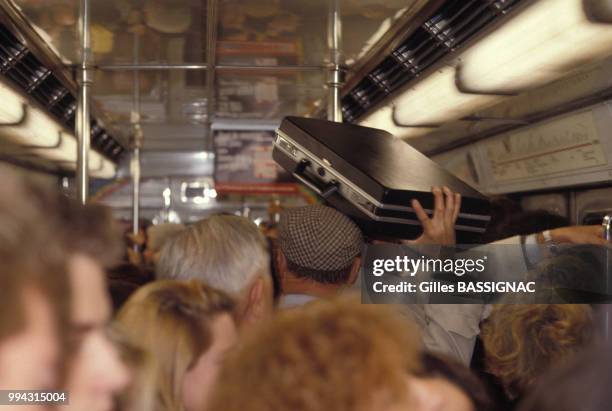 Passagers dans une rame de métro bondée lors d'une grève à Paris le 9 décembre 1988, France.