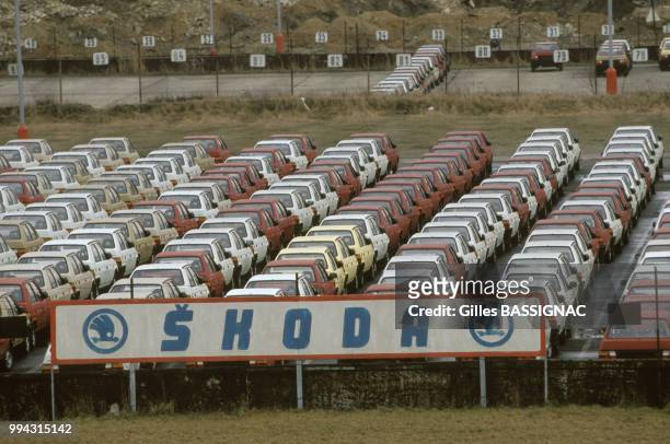 Voitures neuves sur le parking de l'usine Skoda à Mlada Boleslav en février 1990, République Tchèque.