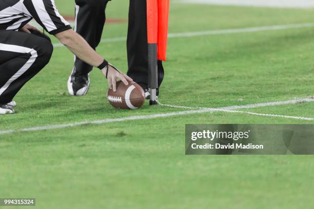 american football referees use chain to measure first down - número de jardas - fotografias e filmes do acervo