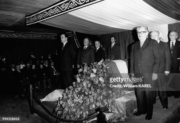 Georges Marchais, Georges Seguy, Gaston Plissonnier, Benoit Frachon,F Fajch, Roland Leroy entourent le cercueil lors des obsèques solennelles de...
