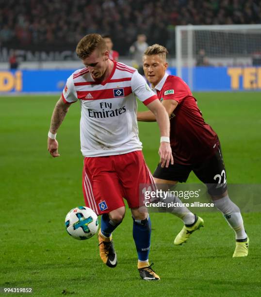 Hannover's Matthias Ostrzolek and Hamburg's Andre Hahn vie for the ball during the German Bundesliga soccer match between Hannover 96 and Hamburger...