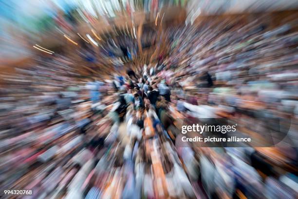 Kick-off of the Oktoberfest in Munich, Germany, 16 September 2017. Visitors wait for their first beer at the Hacker-Pschorr festival tent. Photo:...