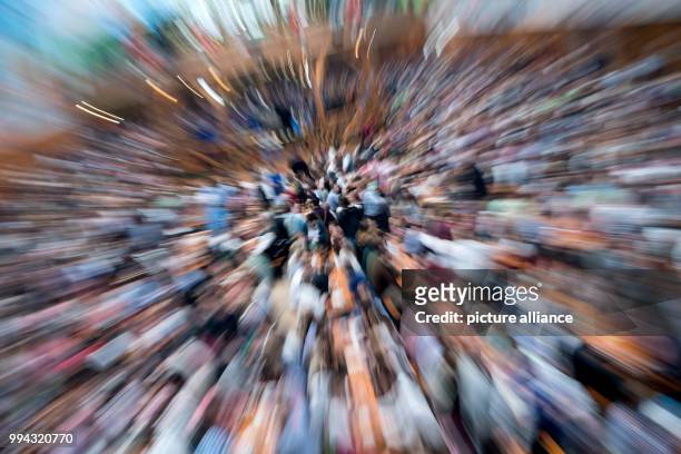 Dpatop - Kick-off of the Oktoberfest in Munich, Germany, 16 September 2017. Visitors wait for their first beer at the Hacker-Pschorr festival tent....