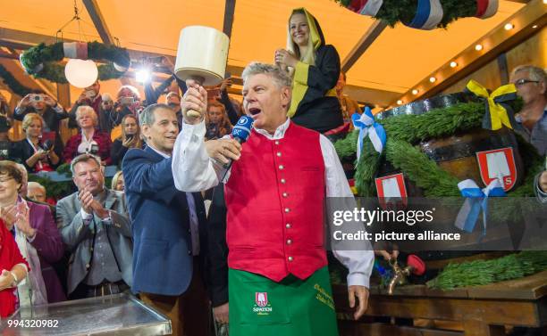 Dpatop - Kick-off of the Oktoberfest in Munich, Germany, 16 September 2017. Munich's mayor Dieter Reiter taps the first barrel with two hits. This...