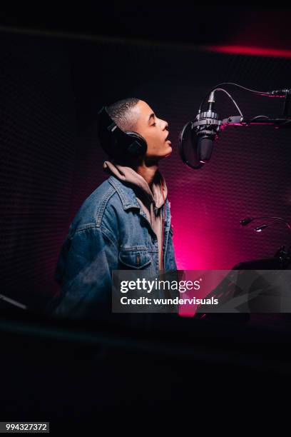 joven músico pop cantando y grabando la canción en estudio de música - pop musician fotografías e imágenes de stock