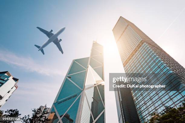 modern architecture in central hong kong - business air travel photos et images de collection