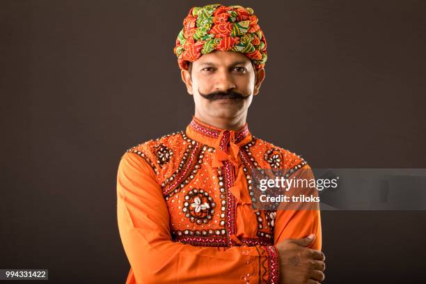 uomo in costume tradizionale - rajasthan foto e immagini stock