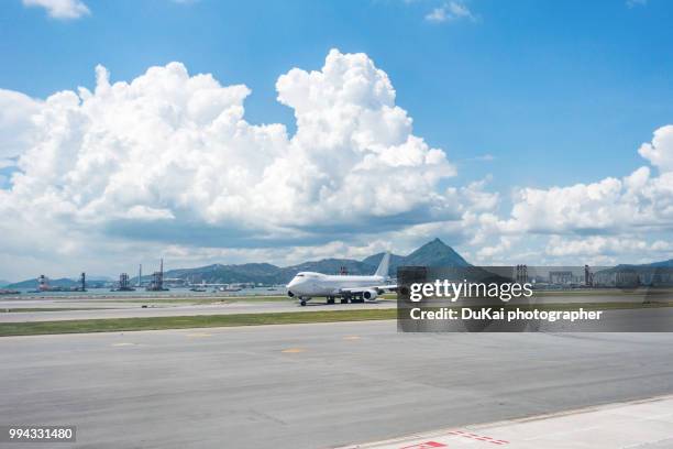 hong kong international airport - taxiway stock pictures, royalty-free photos & images