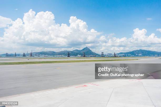 hong kong international airport - taxiway stock-fotos und bilder