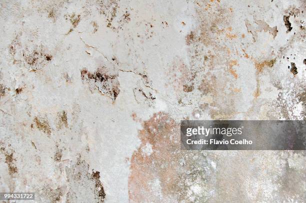 moulded concrete wall with paint peeling off - corrosion foto e immagini stock