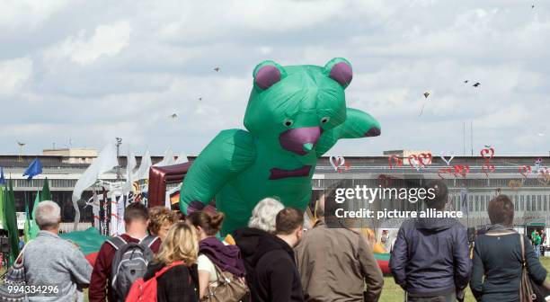 Numerous visitors follow the 'Festival der Riesendrachen' at the Tempelhofer Feld in Berlin, Germany, 16 September 2017. Photo: Jörg Carstensen/dpa