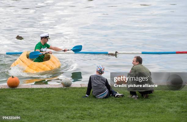 Thorsten Krebs paddles in a pumpkin boat during the first day of the pumpkin boat race in the gardens of the Bluehende Barock in Ludwigsburg,...